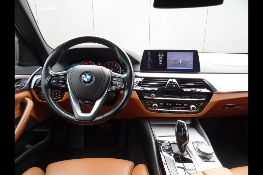 BMW 5 Serie 530i xDrive High Executive * LEER * SFEER * GOED ONDERH. !!