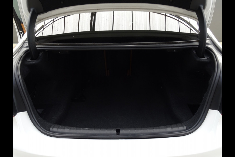 BMW 5 Serie 530i xDrive High Executive * LEER * SFEER * GOED ONDERH. !!
