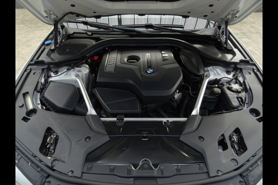 BMW 5 Serie 530i xDrive High Executive * LEER * SFEER * GOED ONDERH. !!