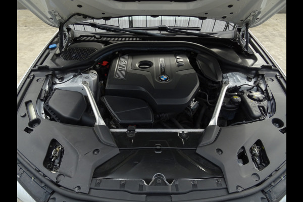 BMW 5 Serie 530i xDrive High Executive * LEER * SFEER * GOED ONDERH. !!
