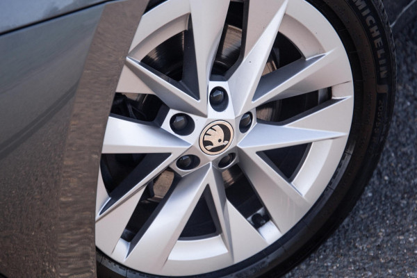 Škoda Octavia Combi 1.4 TSI iV PHEV Business Edition AIRCO / CRUISE CONTROLE / 204 PK / STOELVERWAMRING / NAVI /  CARPLAY / CAMERA
