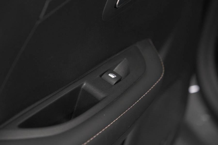 Peugeot 208 1.2 Hybrid 110 e-DCS6 Allure | Apple Carplay | Parkeersensoren Voor + Achter | Climate Control