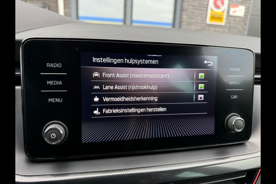 Škoda SCALA 1.5 TSI Sport Business | 1E EIGENAAR |3/6/12MND GARANTIE | AUTOMAAT | CRUISE | CARPLAY | STOELVERWM. | TREKHAAK |