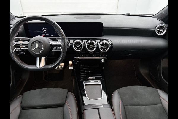Mercedes-Benz A-Klasse 250 e Business Line | AMG-Line In en Exterieur | Achteruitrijcamera | Sfeerverlichting | Panorama schuifkantel dak | Multispaaks velgen | Incl
