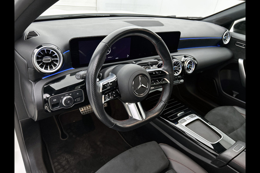 Mercedes-Benz A-Klasse 250 e Business Line | AMG-Line In en Exterieur | Achteruitrijcamera | Sfeerverlichting | Panorama schuifkantel dak | Multispaaks velgen | Incl