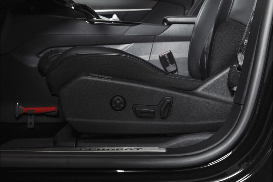 Peugeot 3008 1.6 PureTech 180 PK GT - Automaat | Dig. Cockpit | Adapt. Cruise | Leder-+stoelverw. | Elek. stoelen | Camera | NAV | ECC | Elek. Klep | Afn. Trekhaak | LM 18" |