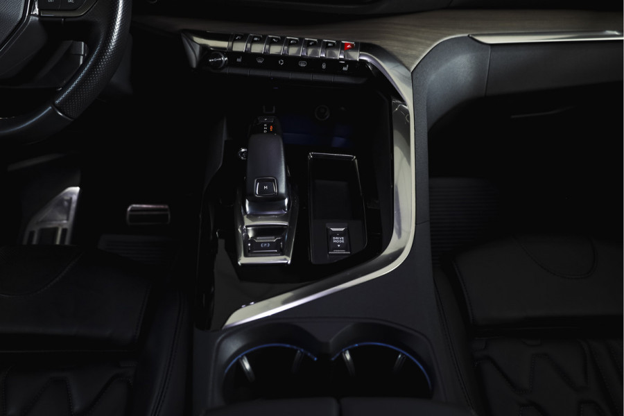 Peugeot 3008 1.6 PureTech 180 PK GT - Automaat | Dig. Cockpit | Adapt. Cruise | Leder-+stoelverw. | Elek. stoelen | Camera | NAV | ECC | Elek. Klep | Afn. Trekhaak | LM 18" |
