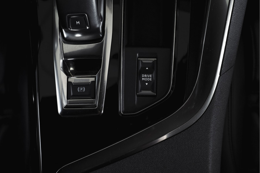Peugeot 3008 1.6 PureTech 180 PK GT - Automaat | Dig. Cockpit | Adapt. Cruise | Leder-+stoelverw. | Elek. stoelen | Camera | NAV | ECC | Elek. Klep | Afn. Trekhaak | LM 18" |