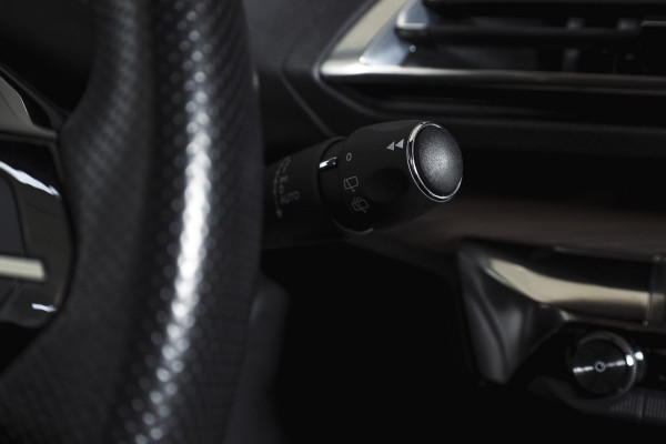 Peugeot 3008 1.6 PureTech 180 PK GT - Automaat | Dig. Cockpit | Adapt. Cruise | Leder-+stoelverw. | Elek. stoelen | Camera | NAV | ECC | Elek. Klep | Afn. Trekhaak | LM 18" |