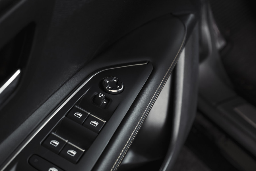 Peugeot 3008 1.6 PureTech 180 PK GT - Automaat | Dig. Cockpit | Adapt. Cruise | Leder-+stoelverw. | Elek. stoelen | Camera | NAV | ECC | Elek. Klep | Afn. Trekhaak | LM 18" |