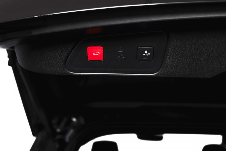 Peugeot 3008 1.6 PureTech 180 PK GT - Automaat | Dig. Cockpit | Adapt. Cruise | Leder-+stoelverw. | Elek. stoelen | Camera | NAV | ECC | Elek. Klep | Afn. Trekhaak | LM 18" |
