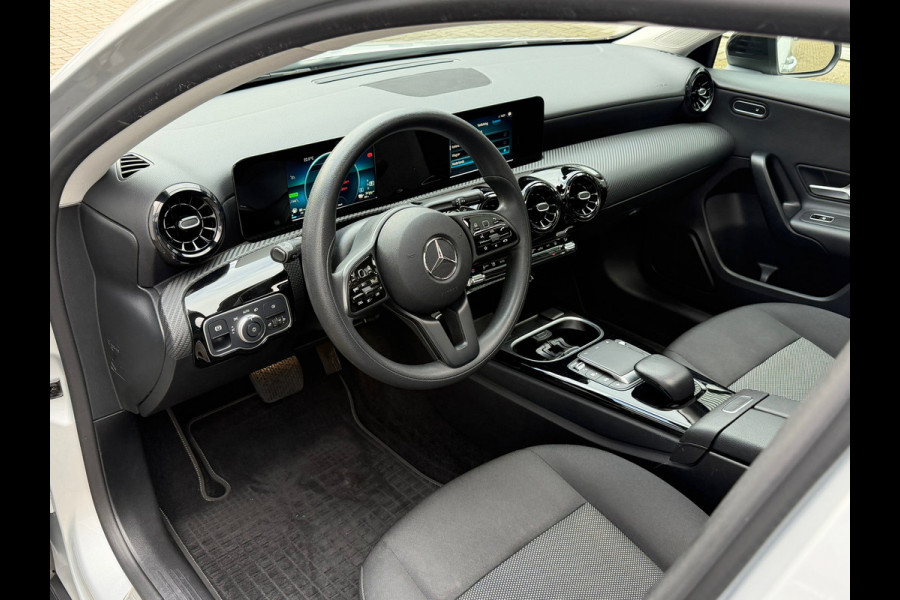 Mercedes-Benz A-Klasse 250 e Business Line Limousine Automaat 218 Pk | Panoramadak | Navigatie | Climate | Cruise control | 19".