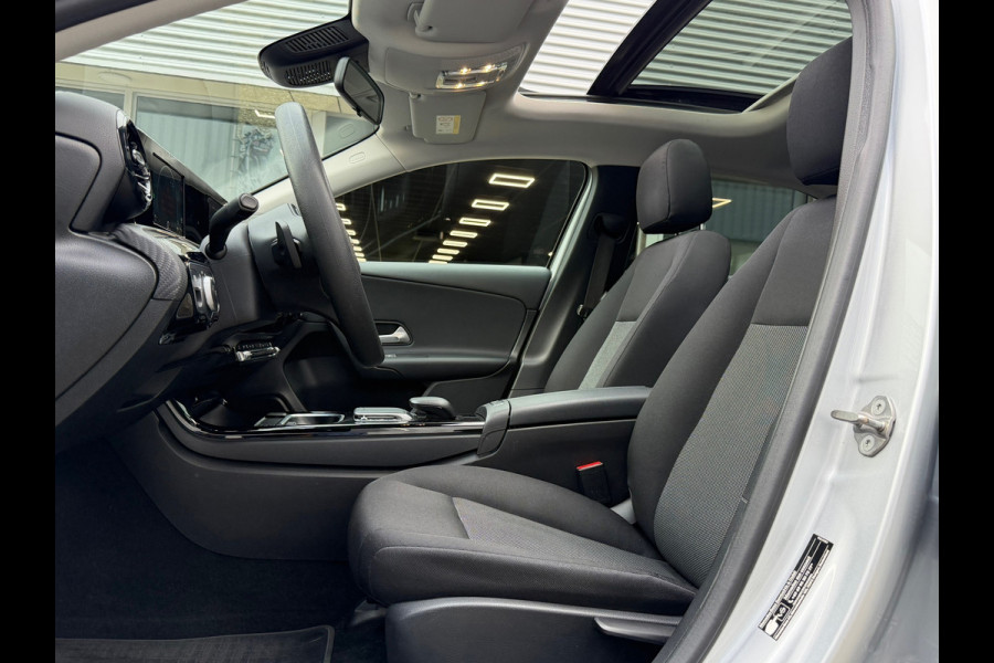 Mercedes-Benz A-Klasse 250 e Business Line Limousine Automaat 218 Pk | Panoramadak | Navigatie | Climate | Cruise control | 19".