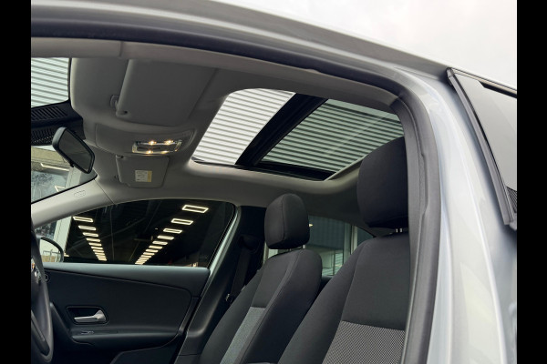 Mercedes-Benz A-Klasse 250 e Business Line Limousine Automaat 218 Pk | Panoramadak | Navigatie | Climate | Cruise control | 19".