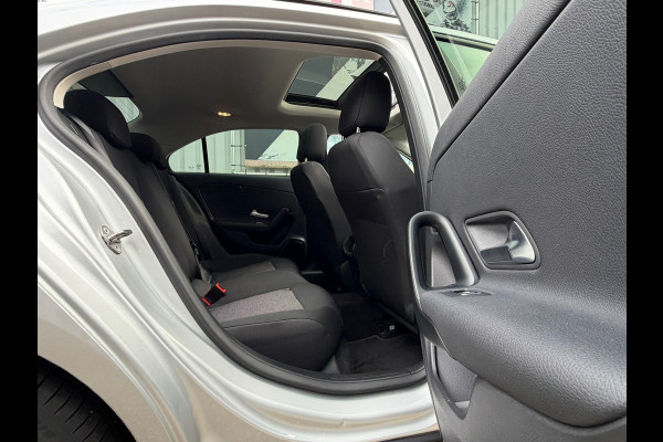 Mercedes-Benz A-Klasse 250 e Business Line Limousine Automaat 218 Pk | Panoramadak | Navigatie | Climate | Cruise control | 19".