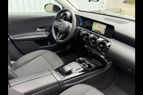 Mercedes-Benz A-Klasse 250 e Business Line Limousine Automaat 218 Pk | Panoramadak | Navigatie | Climate | Cruise control | 19".