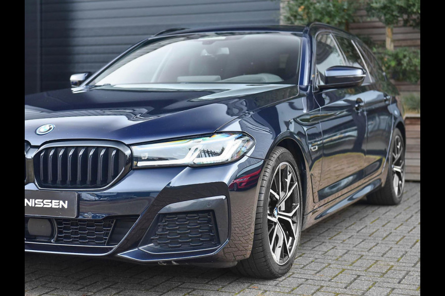 BMW 5 Serie 530e xDrive Business M-sport Laser ACC Leren bekleding 19 inch velgen Trekhaak