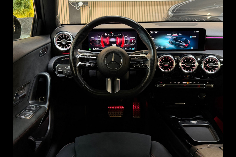 Mercedes-Benz A-Klasse 180 AMG Line |PANO|360 CAMERA|DODEHOEK|KEYLESS|ACC|SFEERVERLICHTING|NIGHTPAKKET|DEALER ONDERHOUDEN|FACELIFT