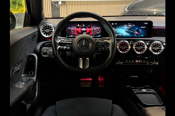 Mercedes-Benz A-Klasse 180 AMG Line |PANO|360 CAMERA|DODEHOEK|KEYLESS|ACC|SFEERVERLICHTING|NIGHTPAKKET|DEALER ONDERHOUDEN|FACELIFT