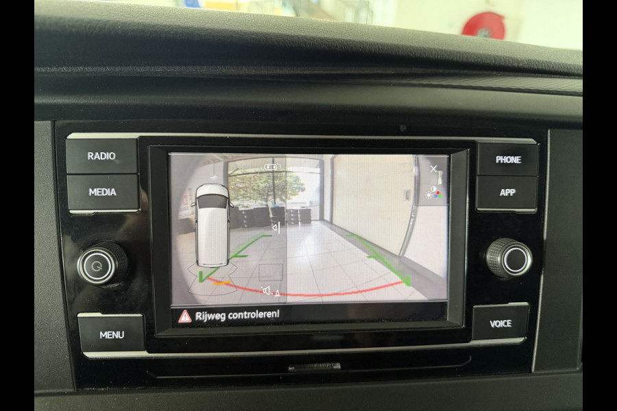 Volkswagen Transporter 2.0 TDI L1H1 Automaat Airco /carplay / Camera / 3 zits / Trekhaak