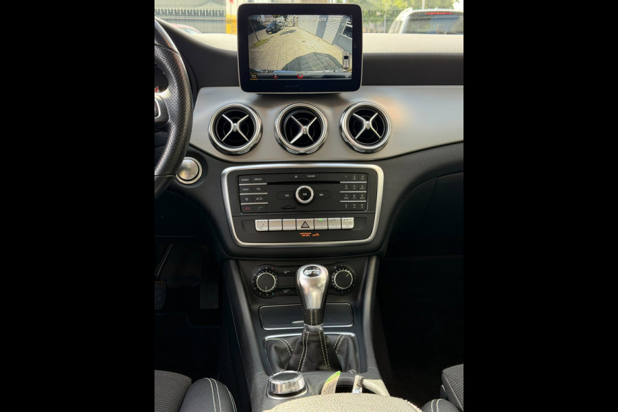 Mercedes-Benz GLA 180 Urban Sport - Navigatie I Airco I 1/2 Leder Sport interieur & Velgen I LED I Camera - PDC I