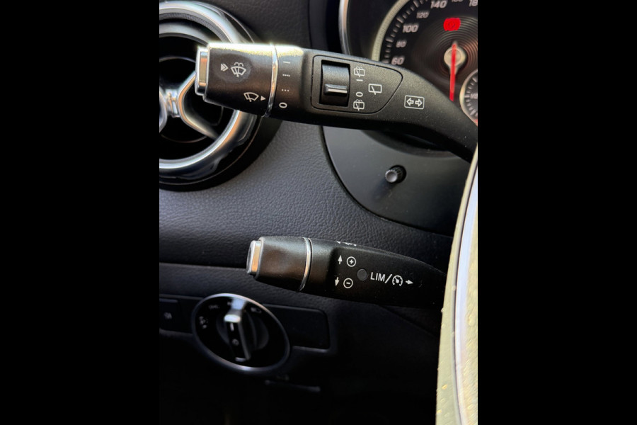 Mercedes-Benz GLA 180 Urban Sport - Navigatie I Airco I 1/2 Leder Sport interieur & Velgen I LED I Camera - PDC I