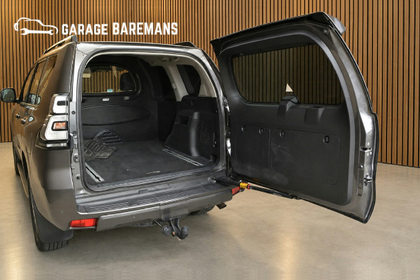 Toyota Land Cruiser 2.8 D-4D-F Black Edition Window Van