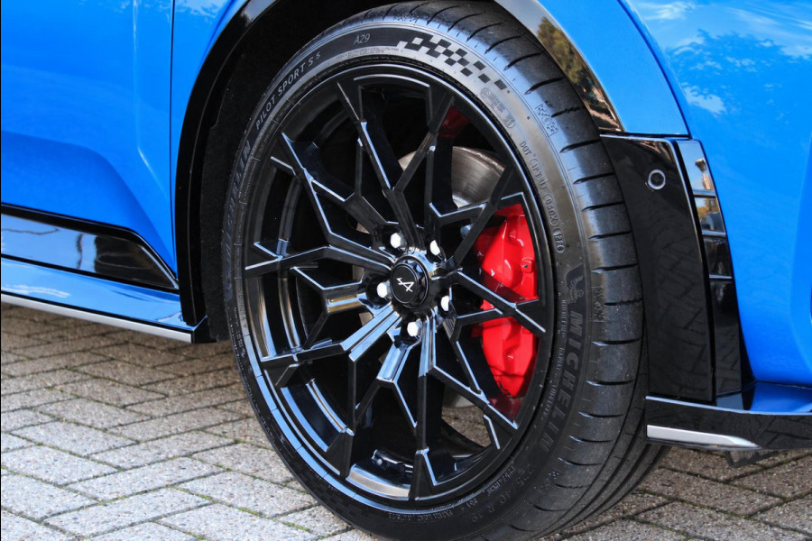 ALPINE A290 GTS 220PK 52 kWh | DEVIALET AUDIO SYSTEM | DRAADLOZE TELEFOONLADER | ELEKTRISCH VERWARMBAAR STUURWIEL | 19" LICHTMETALEN VELGEN "SNOWFLAKE" NOIR BRILLIANT | ALPINE LOGO OP ZIJSCHERMEN | BREMBO REMKLAUWEN "ROUGE RACING" | ALPINE TELEMETRICS PREMIUM | NAPPA LEDEREN BEKLEDING BLUE PROFOND/GRIS EVEE MET ALPINE STIKSELS EN LOGO | MICHELIN PILOT SPORT BANDEN | ALPINE SPORT CHASSIS | GROOTLICHT ASSISTENT | DCC | ADAPTIVE CRUISE CONTROL | PARKEERNSENSOREN VOOR ACHTER EN ZIJKANT | ACHTERUITRIJ CAMERA | HANDSFREE CARD | VERWARMBARE VOORSTOELEN | WARMTEPOMP | NAVIGATIE BY "GOOGLE