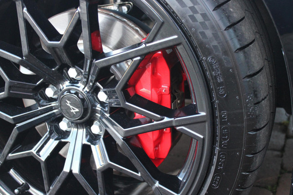 ALPINE A290 GTS 220PK 52 kWh | DEVIALET AUDIO SYSTEM | DRAADLOZE TELEFOONLADER | ELEKTRISCH VERWARMBAAR STUURWIEL | 19" LICHTMETALEN VELGEN "SNOWFLAKE" NOIR BRILLIANT | ALPINE LOGO OP ZIJSCHERMEN | BREMBO REMKLAUWEN "ROUGE RACING" | ALPINE TELEMETRICS PREMIUM | NAPPA LEDEREN BEKLEDING BLUE PROFOND/GRIS EVEE MET ALPINE STIKSELS EN LOGO | MICHELIN PILOT SPORT BANDEN | ALPINE SPORT CHASSIS | GROOTLICHT ASSISTENT | DCC | ADAPTIVE CRUISE CONTROL | PARKEERNSENSOREN VOOR ACHTER EN ZIJKANT | ACHTERUITRIJ CAMERA | HANDSFREE CARD | VERWARMBARE VOORSTOELEN | WARMTEPOMP | NAVIGATIE BY "GOOGLE