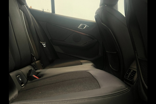 BMW 1-serie 118i Executive Edition / NL-auto / BTW / CarPlay