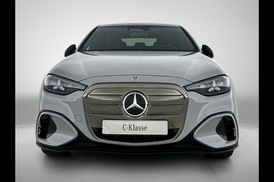 Mercedes-Benz C-Klasse 400 4MATIC Launch Edition 94 kWh | Premium pakket | Winterpakket | Rijassistentiepakket Plus | Sportstoelen pakket | Trekhaak | Panoramisch dak | Sierelementen zwart scheepsdek hout | 20" multispaaks lichtmetalen AMG velgen |