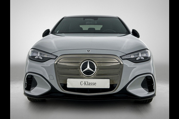 Mercedes-Benz C-Klasse 400 4MATIC Launch Edition 94 kWh | Premium pakket | Winterpakket | Rijassistentiepakket Plus | Sportstoelen pakket | Trekhaak | Panoramisch dak | Sierelementen zwart scheepsdek hout | 20" multispaaks lichtmetalen AMG velgen |