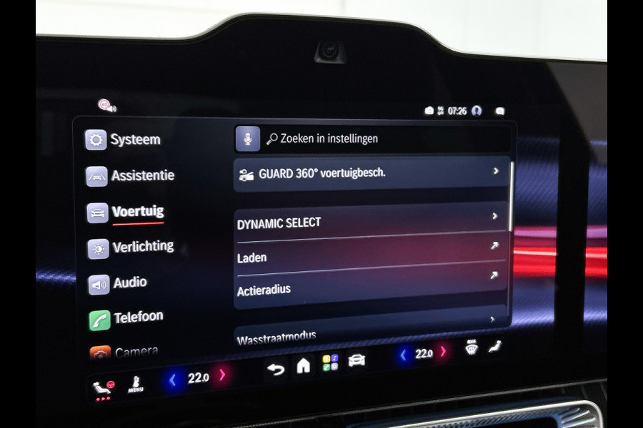 Mercedes-Benz C-Klasse 400 4MATIC Launch Edition 94 kWh | Premium pakket | Winterpakket | Rijassistentiepakket Plus | Sportstoelen pakket | Trekhaak | Panoramisch dak | Sierelementen zwart scheepsdek hout | 20" multispaaks lichtmetalen AMG velgen |