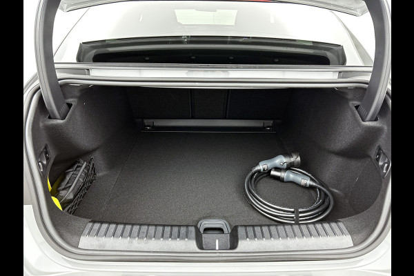 Mercedes-Benz C-Klasse 400 4MATIC Launch Edition 94 kWh | Premium pakket | Winterpakket | Rijassistentiepakket Plus | Sportstoelen pakket | Trekhaak | Panoramisch dak | Sierelementen zwart scheepsdek hout | 20" multispaaks lichtmetalen AMG velgen |