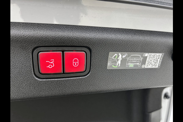 Mercedes-Benz C-Klasse 400 4MATIC Launch Edition 94 kWh | Premium pakket | Winterpakket | Rijassistentiepakket Plus | Sportstoelen pakket | Trekhaak | Panoramisch dak | Sierelementen zwart scheepsdek hout | 20" multispaaks lichtmetalen AMG velgen |
