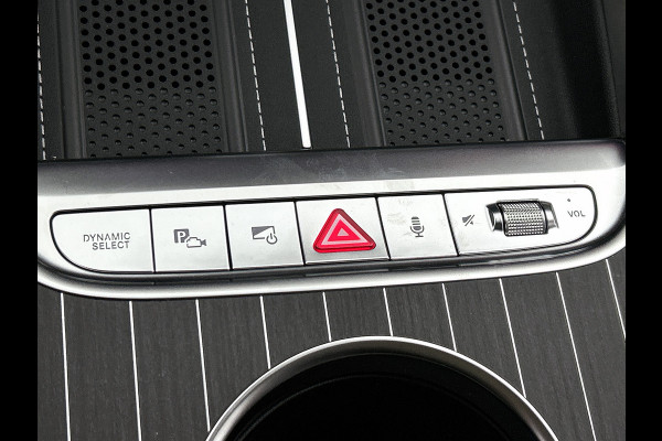 Mercedes-Benz C-Klasse 400 4MATIC Launch Edition 94 kWh | Premium pakket | Winterpakket | Rijassistentiepakket Plus | Sportstoelen pakket | Trekhaak | Panoramisch dak | Sierelementen zwart scheepsdek hout | 20" multispaaks lichtmetalen AMG velgen |