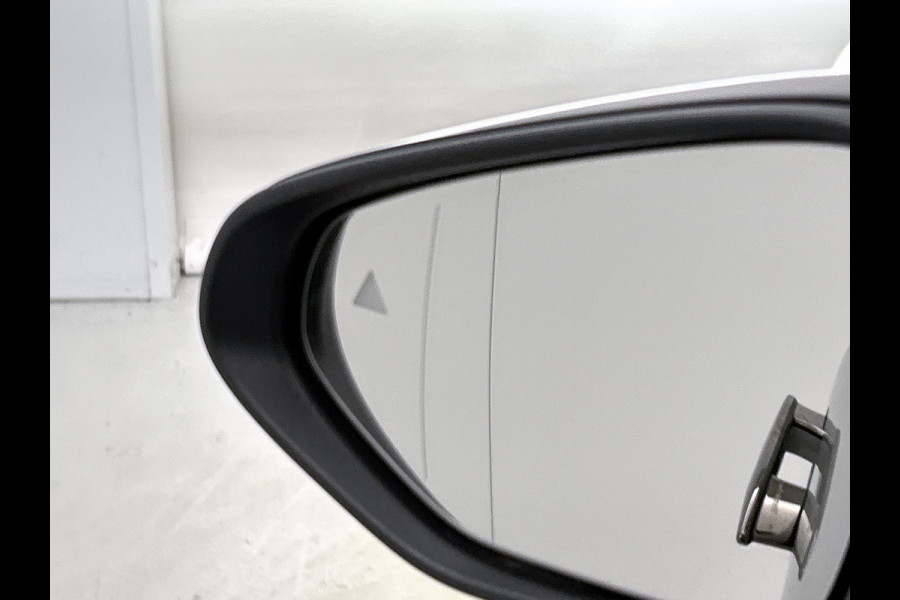 Mercedes-Benz C-Klasse 400 4MATIC Launch Edition 94 kWh | Premium pakket | Winterpakket | Rijassistentiepakket Plus | Sportstoelen pakket | Trekhaak | Panoramisch dak | Sierelementen zwart scheepsdek hout | 20" multispaaks lichtmetalen AMG velgen |
