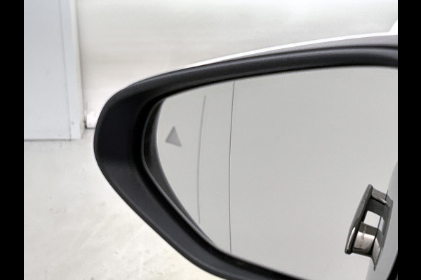 Mercedes-Benz C-Klasse 400 4MATIC Launch Edition 94 kWh | Premium pakket | Winterpakket | Rijassistentiepakket Plus | Sportstoelen pakket | Trekhaak | Panoramisch dak | Sierelementen zwart scheepsdek hout | 20" multispaaks lichtmetalen AMG velgen |