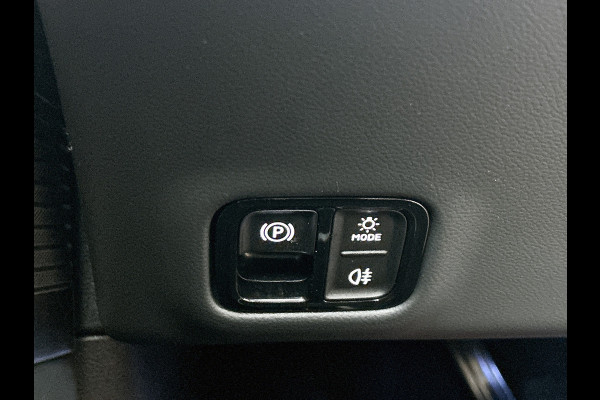 Mercedes-Benz C-Klasse 400 4MATIC Launch Edition 94 kWh | Premium pakket | Winterpakket | Rijassistentiepakket Plus | Sportstoelen pakket | Trekhaak | Panoramisch dak | Sierelementen zwart scheepsdek hout | 20" multispaaks lichtmetalen AMG velgen |