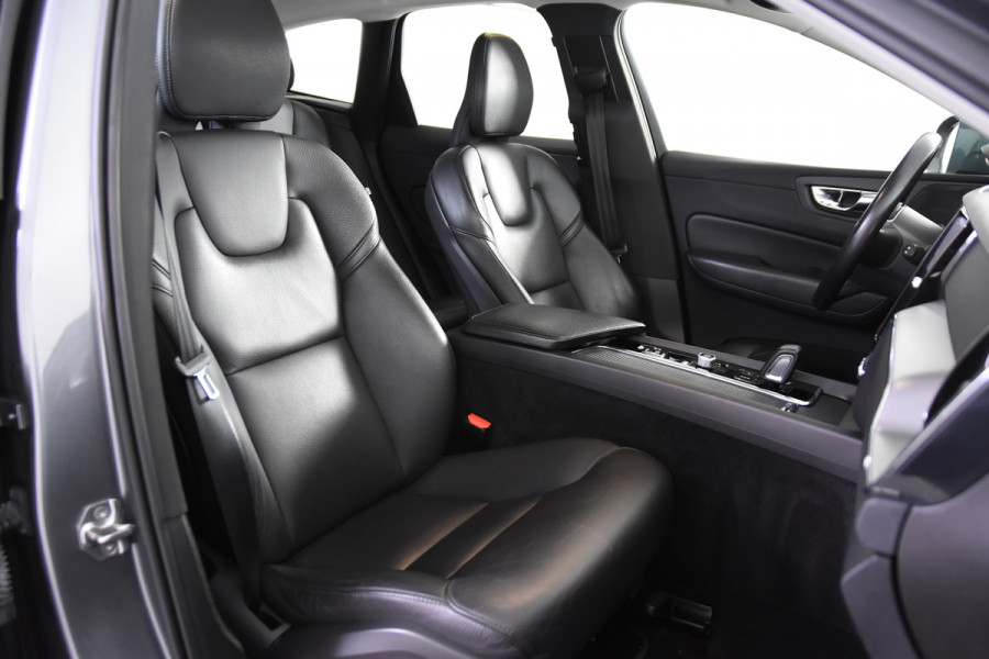 Volvo XC60 2.0 B4 Momentum *1ste Eigenaar*Leer*Panoramadak*Trekhaak*