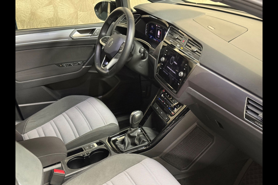 Volkswagen Touran 1.4 TSI Highline Business R 7p | Pano | Trekhaak | Stoel/Stuur verwarming | Camera | Carplay