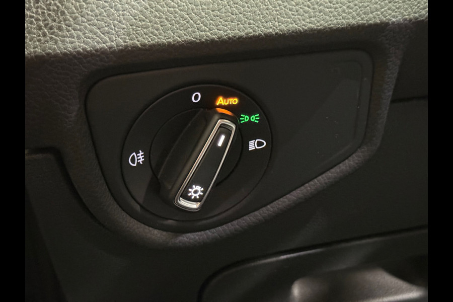 Volkswagen Touran 1.4 TSI Highline Business R 7p | Pano | Trekhaak | Stoel/Stuur verwarming | Camera | Carplay