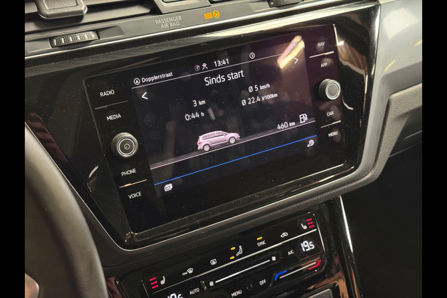 Volkswagen Touran 1.4 TSI Highline Business R 7p | Pano | Trekhaak | Stoel/Stuur verwarming | Camera | Carplay