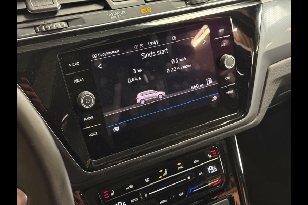Volkswagen Touran 1.4 TSI Highline Business R 7p | Pano | Trekhaak | Stoel/Stuur verwarming | Camera | Carplay