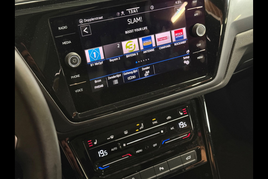 Volkswagen Touran 1.4 TSI Highline Business R 7p | Pano | Trekhaak | Stoel/Stuur verwarming | Camera | Carplay