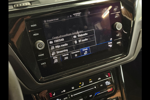 Volkswagen Touran 1.4 TSI Highline Business R 7p | Pano | Trekhaak | Stoel/Stuur verwarming | Camera | Carplay