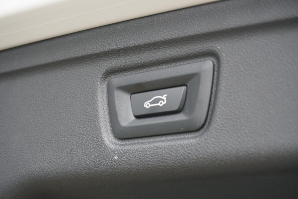 BMW 3 Serie Touring 330i High Executive Edition M + INDIVIDUAL LEDER / MINERALWEISS METALLIC / M-PERFORMANCE
