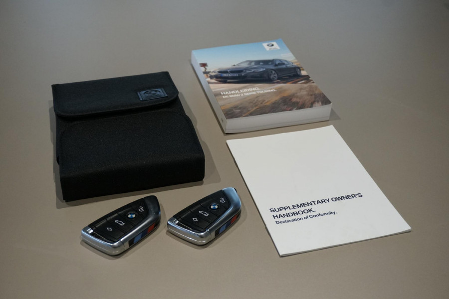 BMW 3 Serie Touring 330i High Executive Edition M + INDIVIDUAL LEDER / MINERALWEISS METALLIC / M-PERFORMANCE