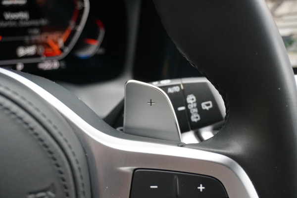 BMW 3 Serie Touring 330i High Executive Edition M + INDIVIDUAL LEDER / MINERALWEISS METALLIC / M-PERFORMANCE