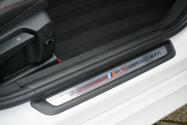 BMW 3 Serie Touring 330i High Executive Edition M + INDIVIDUAL LEDER / MINERALWEISS METALLIC / M-PERFORMANCE